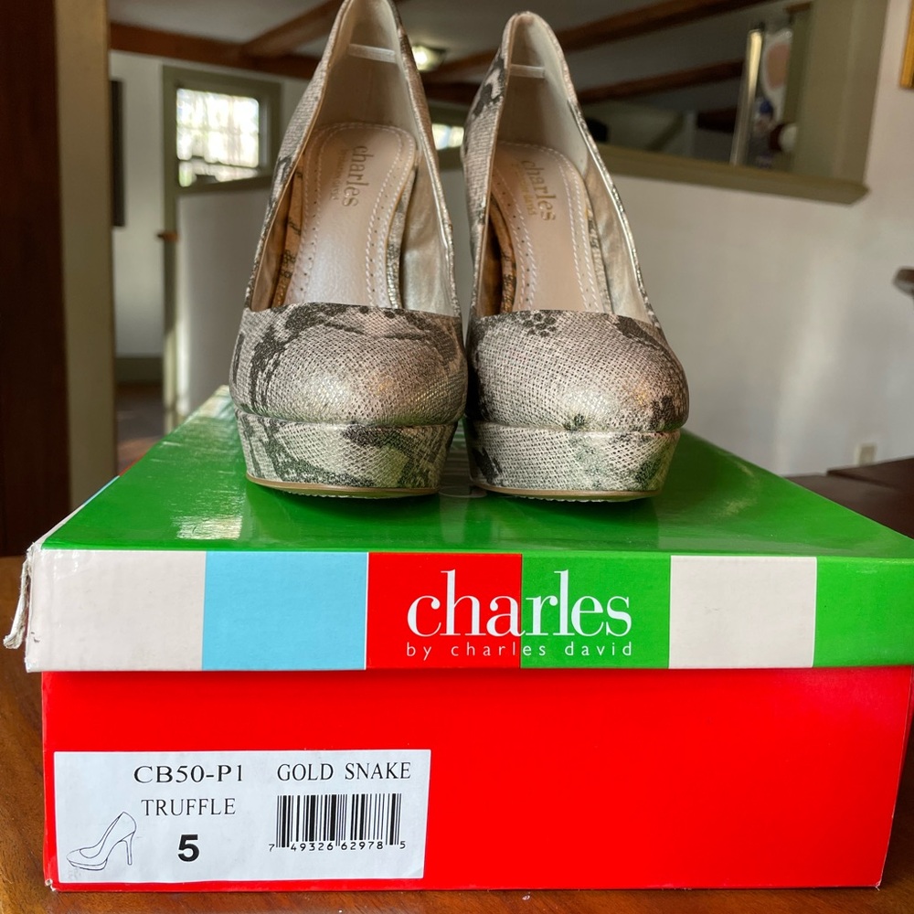 Charles David Truffle Gold Snake Heels Platform Pumps Size 5M New in Box - Picture 3 of 7